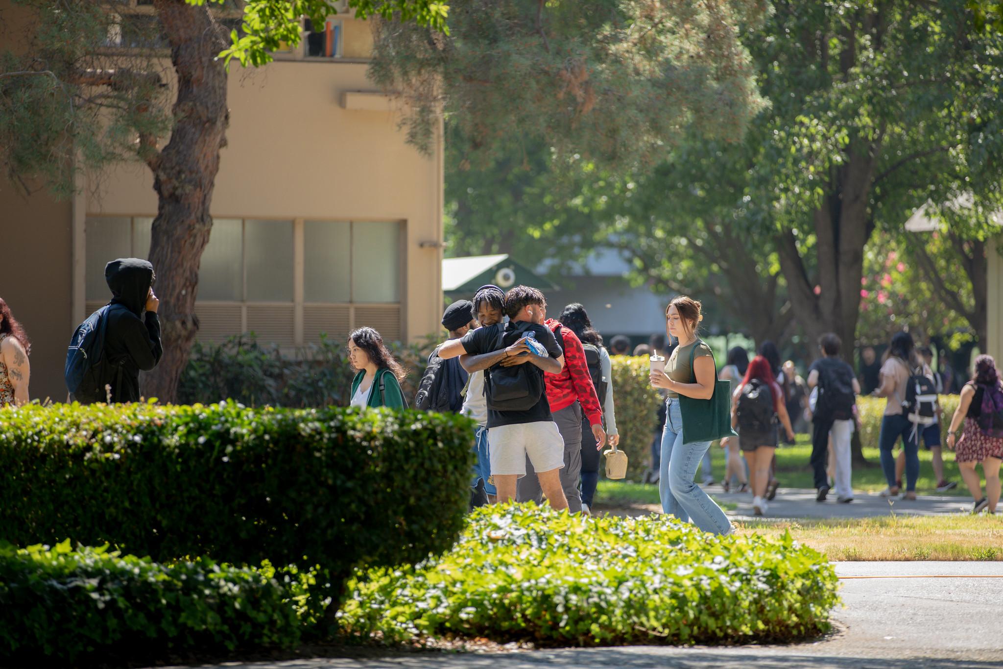 在2023年秋季学期开始时，学生们拥抱并漫步校园. 